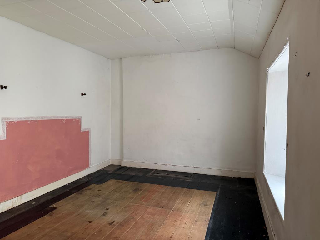 Lot: 106 - TWO-BEDROOM TERRACED COTTAGE FOR UPDATING - Bedroom one